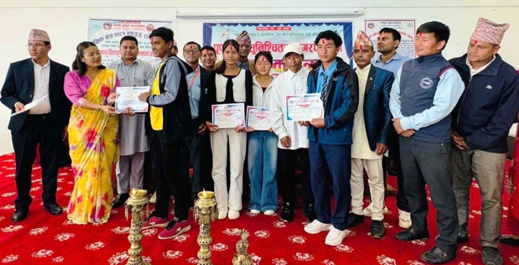 हलेसी तुवाचुङमा नगरमा उत्कृष्ट हुने विद्यार्थी तथा विद्यालयलाई नगद पुरस्कार